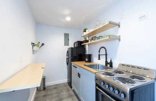 Croissant Park Cottage | Little Cottage by the Pine Tree - 5 mins from FLL Airport & Cruise Port
