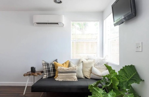 Croissant Park Cottage | Little Cottage by the Pine Tree - 5 mins from FLL Airport & Cruise Port