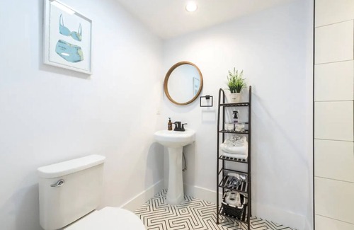 Croissant Park Cottage | Little Cottage by the Pine Tree - 5 mins from FLL Airport & Cruise Port