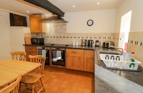 Little Cowarne Cottage | LITTLE COWARNE COURT, pet friendly, with a garden in Little Cowarne