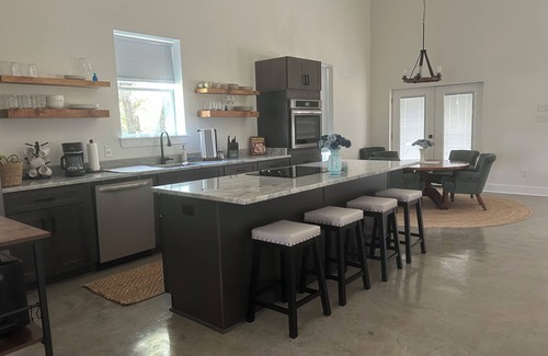 Hearne House | Little House on the Creek- 15 min from The Franklin Ranch 30 min from Kyle Field