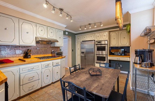 Bloomfield House | Little Italy- 2BD/1BA – Close to Major Hospitals – Off Street Parking