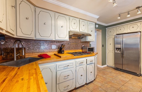 Bloomfield House | Little Italy- 2BD/1BA – Close to Major Hospitals – Off Street Parking