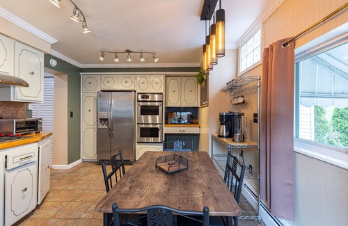 Bloomfield House | Little Italy- 2BD/1BA – Close to Major Hospitals – Off Street Parking