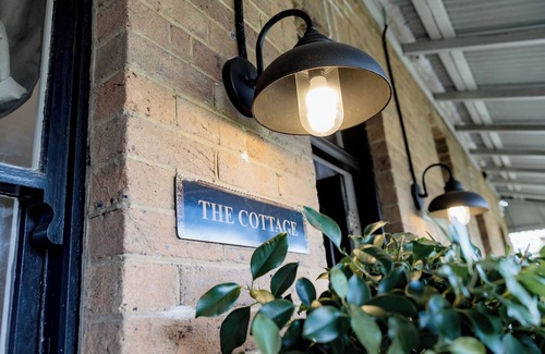 Wollongong Cottage | Little Milton restored Heritage Cottage 5 minutes walk to Harbour, Beaches & CBD