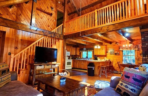 Beaver Cove Cabin | Little Moose Lodge - 5 minute walk to Moosehead Lake
