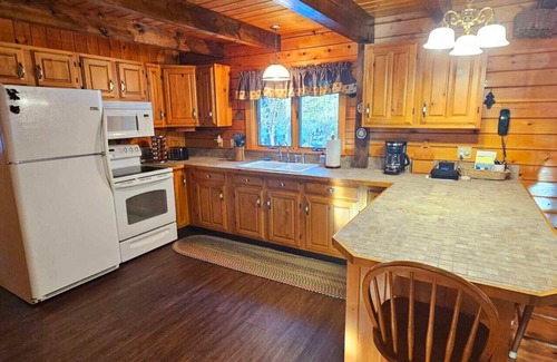 Beaver Cove Cabin | Little Moose Lodge - 5 minute walk to Moosehead Lake