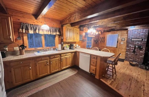 Beaver Cove Cabin | Little Moose Lodge - 5 minute walk to Moosehead Lake