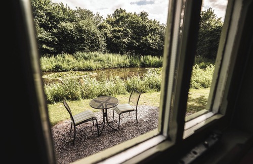 Winestead Cottage | LITTLE OTCHAN SHEPHERD'S HUT, romantic, with hot tub in Roos
