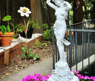 Saratoga House | Little Paradise with Sauna Garden near Downtown
