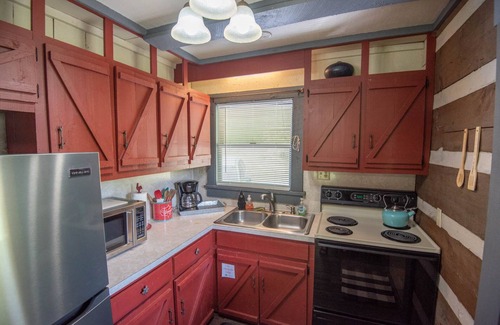 Lansing Cabin | Little Red on the New River + Covered Porch + Fire Pit + Riverfront