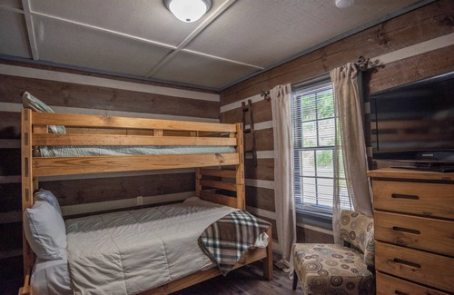 Lansing Cabin | Little Red on the New River + Covered Porch + Fire Pit + Riverfront