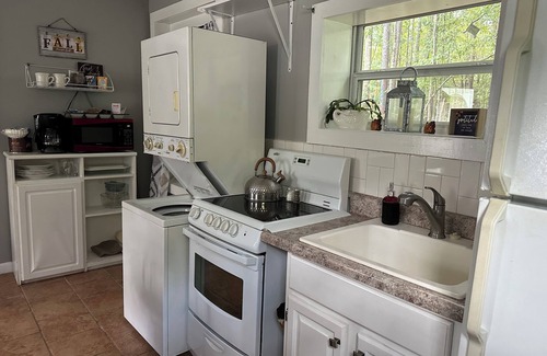 Flovilla Cottage | Little Southern Charm in tranquil Flovilla with AC, WiFi