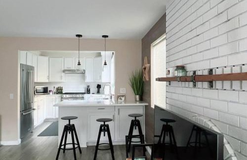 Lake Forest Park Villa | Livable C near Lake Washington