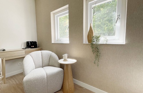 Municipality of Tilburg Apartment | Live close to campus without breaking the bank! This comfy spot is just a short nature walk from University Tilburg. A small but smartly designed 7 m² room with a cozy hotel bed, fast internet, and a desk for your laptop.