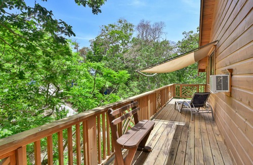 Antoneys Cay Apartment | Live like a local in a family-sized 2BR, 2min to beach, bars, dive & snorkel!