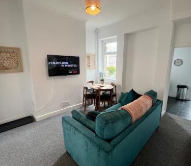Barry House | Live Like a Local in Barry, 4-Bed Home Near the Beach, Dog-Friendly, with all the Gavin & Stacey Charm!