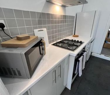 Barry House | Live Like a Local in Barry, 4-Bed Home Near the Beach, Dog-Friendly, with all the Gavin & Stacey Charm!