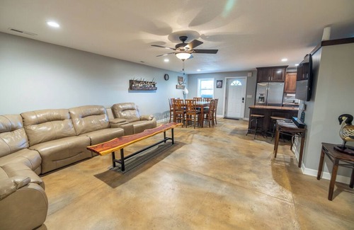 Emporia Cabin | Live Oaks Lodge Retreat with 8-12 Sleeping Capacity