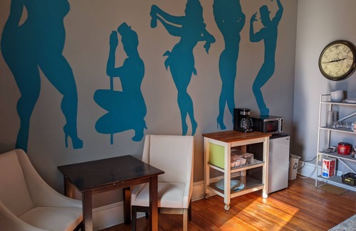 East Side Apartment | Lively area, shows/classes/charm!