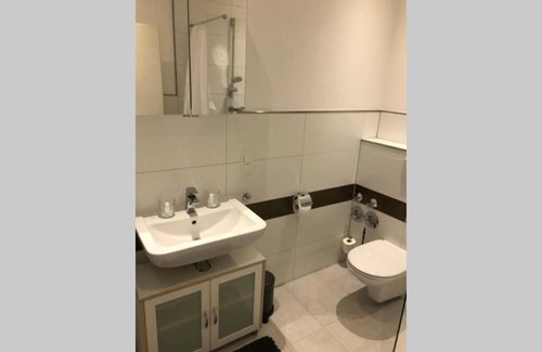 Siegburg Apartment | Liverpool · CHILLINGHOUSE # 8, ICE 3 Min. NETFLIX