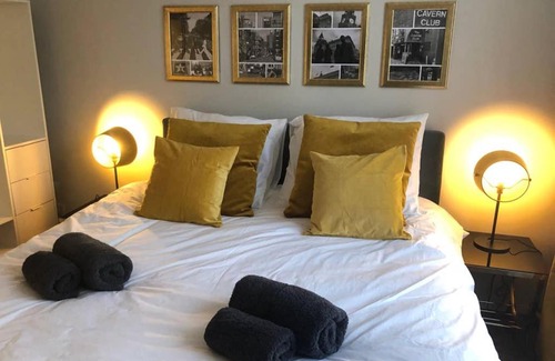 Siegburg Apartment | Liverpool · CHILLINGHOUSE # 8, ICE 3 Min. NETFLIX