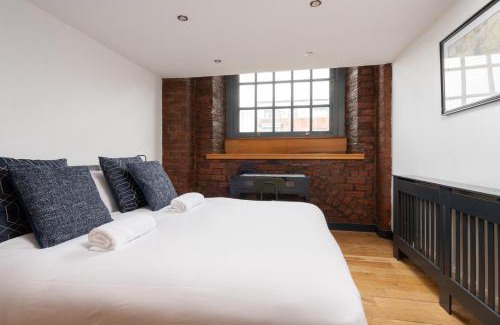 St George's Quarter Apartment | Liverpool Warehouse Flat - Sleeps 5, WiFi, Free On-Site Parking