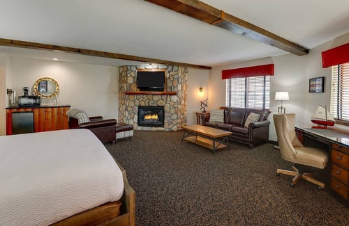 Peoria Hotel | Living Area w/Fireplace! Theme Suite in Stoney Creek Peoria | 3 Units