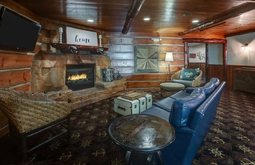 Peoria Hotel | Living Area w/Fireplace! Theme Suite in Stoney Creek Peoria | 3 Units