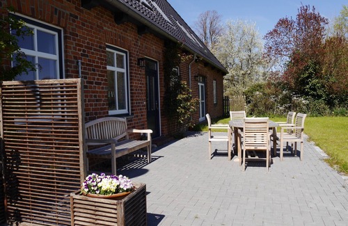 Neudorf-Bornstein Apartment | Living on an old estate 2.5 km from the Baltic Sea