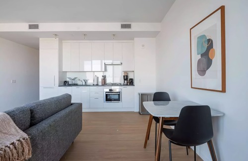 Logan Circle Apartment | Liz by Black Swan 412LT (1/1, Cap 2)