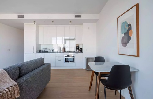 Logan Circle Apartment | Liz by Black Swan 507LT (1/1, Cap 2)
