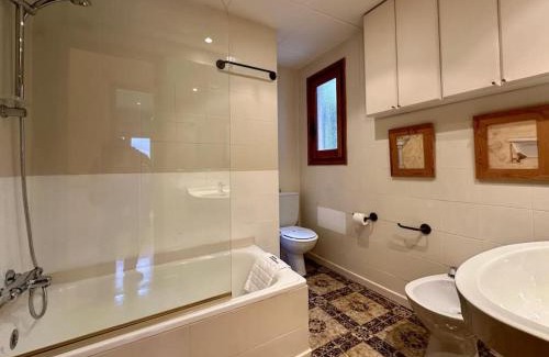 Llivia Apartment | Llívia, Cerdaña, alojamiento con piscina y pista de tenis