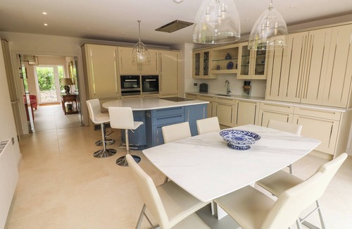 Aberdare House | LLETY'R BUGAIL, luxury holiday cottage, with a garden in Glynneath