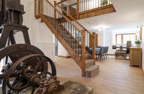 Llanfair Caereinion House | Llwydiarth Saw Mill