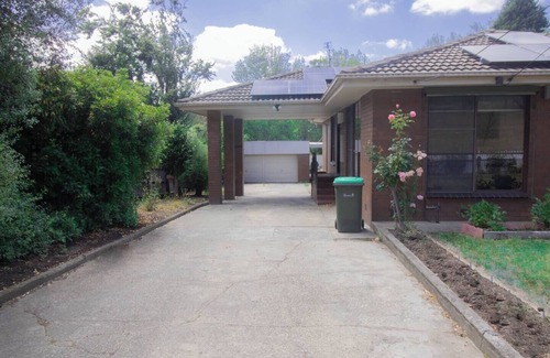 Canadian House | Located across from Sovereign Hill, this 3-bedroom home is perfect for families or travellers