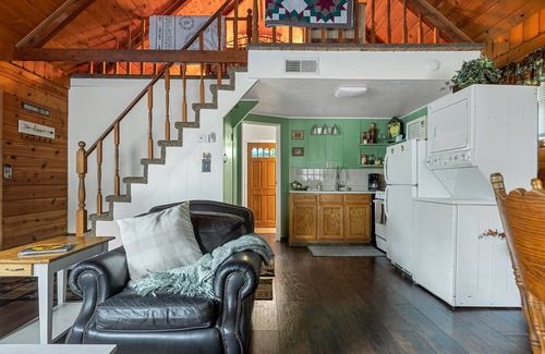Arrowbear Lake Cabin | Located Half way between Lake Arrowhead&Big Bear/Level Entry