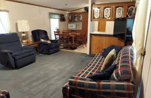 Bennett Springs House | Located in between the entrances to Bennett Springs State Park on Highway 64