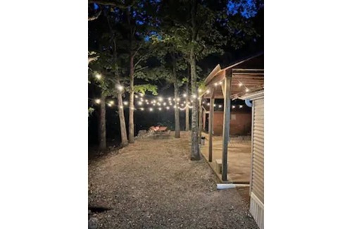 Bennett Springs House | Located in between the entrances to Bennett Springs State Park on Highway 64