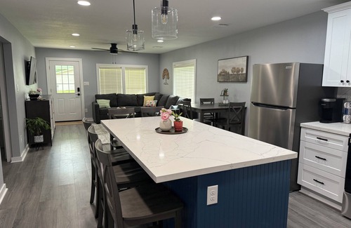 League City House | Located in historic League City, walkable to shops & food