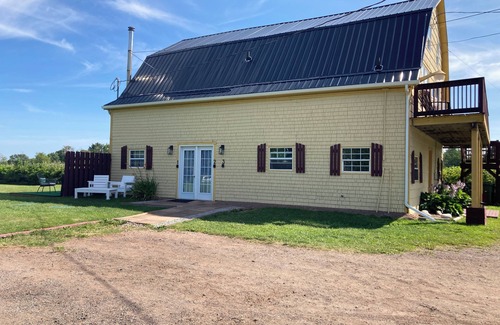 Charlottetown House | Located in West Royalty Charlottetown, close to shopping & restaurants.