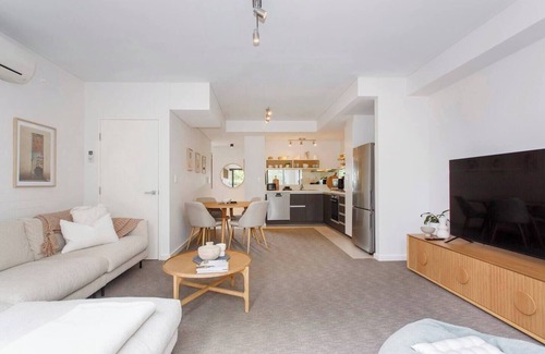 North Coogee Apartment | Located just a stones throw from the Beach Breaksea is the perfect place to enjoy some time away