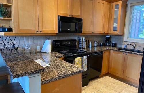 Sooke House | Located on the ocean in beautiful Sooke where the "Rainforest meets the Sea"