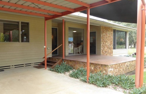 Halls Gap House | Located on valley floor, amazing views, 300mm to shops, wildlife in abundance.