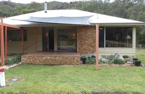 Halls Gap House | Located on valley floor, amazing views, 300mm to shops, wildlife in abundance.