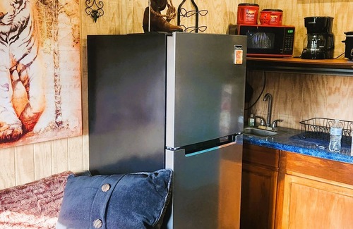 Anderson Cabin | Located outside of Anderson, access to shopping, dinning , 8 miles from Lake.