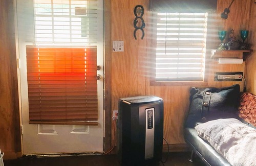 Anderson Cabin | Located outside of Anderson, access to shopping, dinning , 8 miles from Lake.