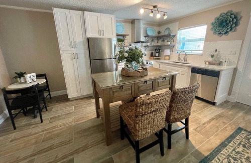 Treasure Island Condo | Location, location, location- Treasure Island cozy cottage