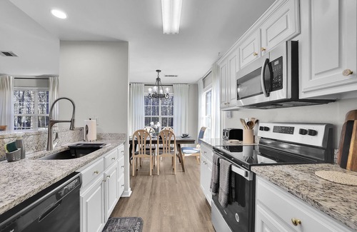 Buford House | Location, Location! Minutes away from Mall of GA!