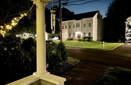 Darien House | Location! Move in ready.Walk to train, beach, resta, gym. Long term special rate